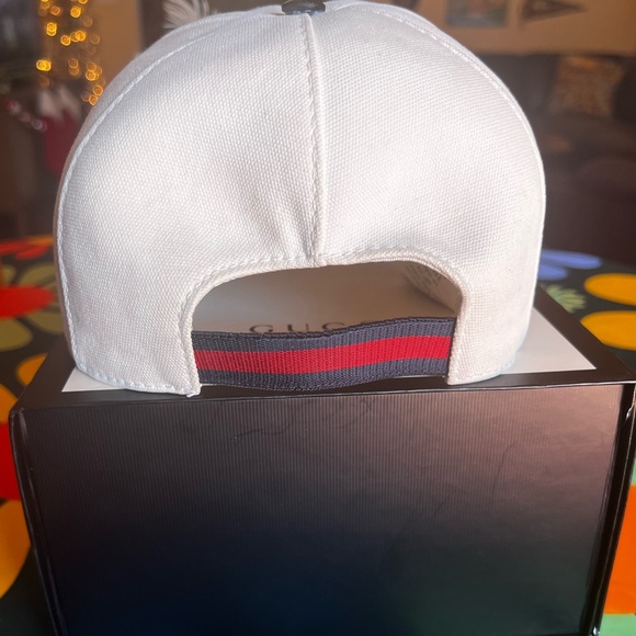 GUCCI WHITE GG HAT W/BOX - Picture 4 of 16